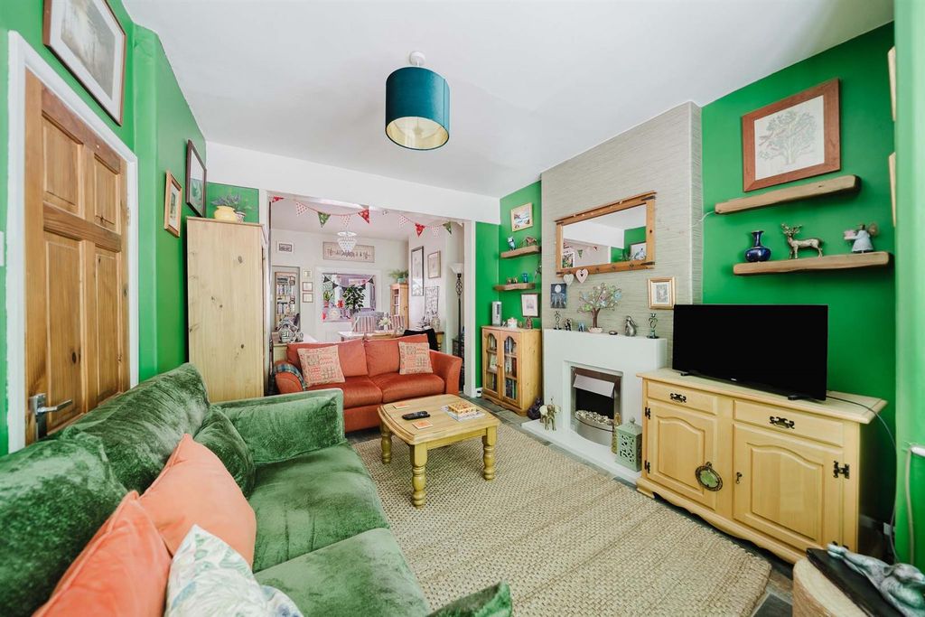 Property photo 3 of 17 Lounge 2.Jpg