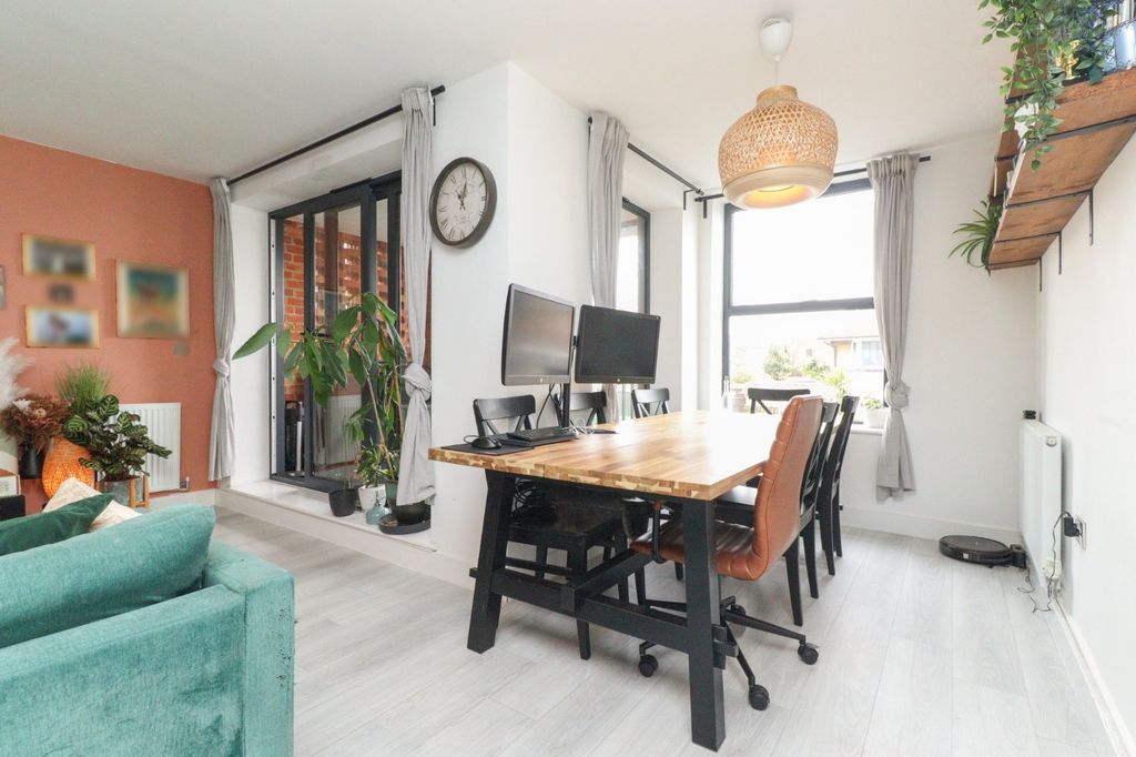 Property photo 3 of 12 Picture 3