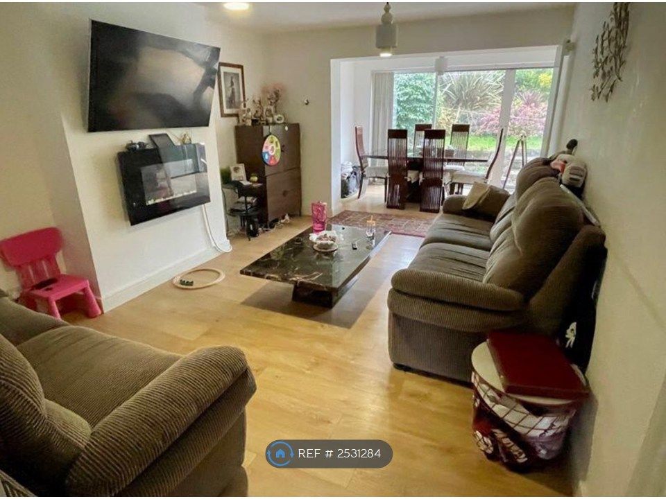 Property photo 3 of 11 Shared Living Room
