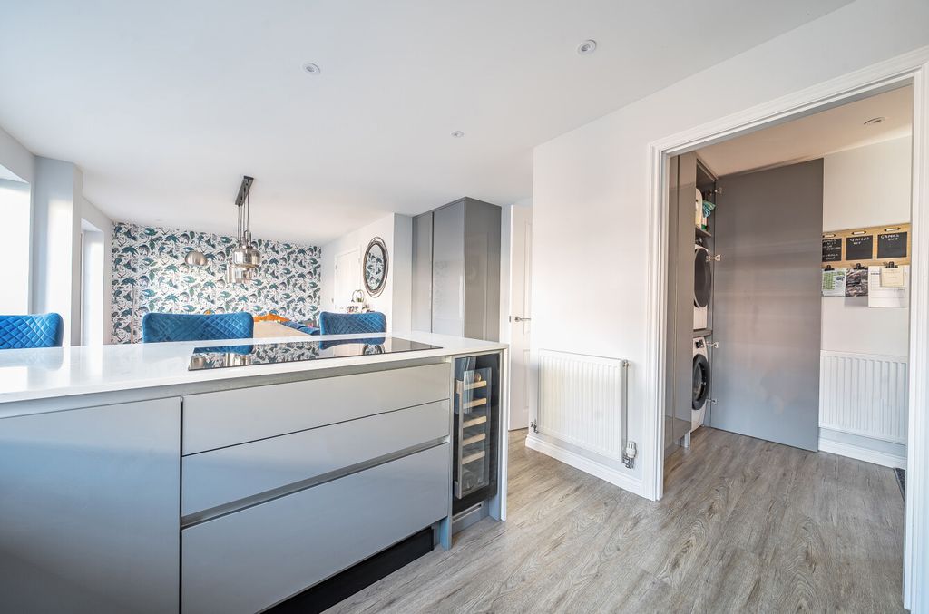 Property photo 3 of 29 1376998-5-6911E90...