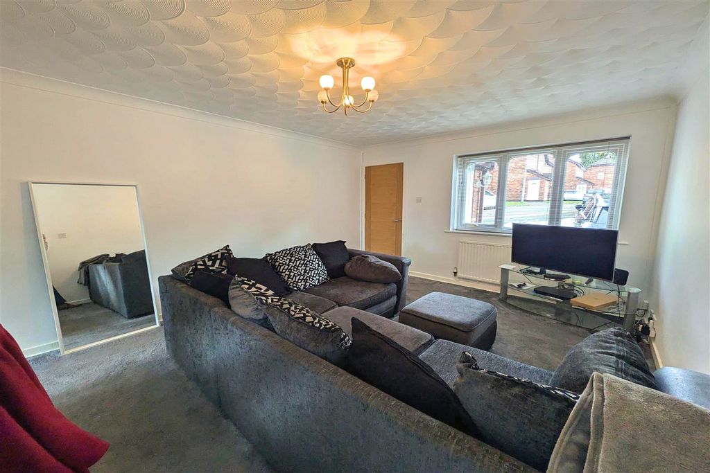 Property photo 3 of 8 Lounge