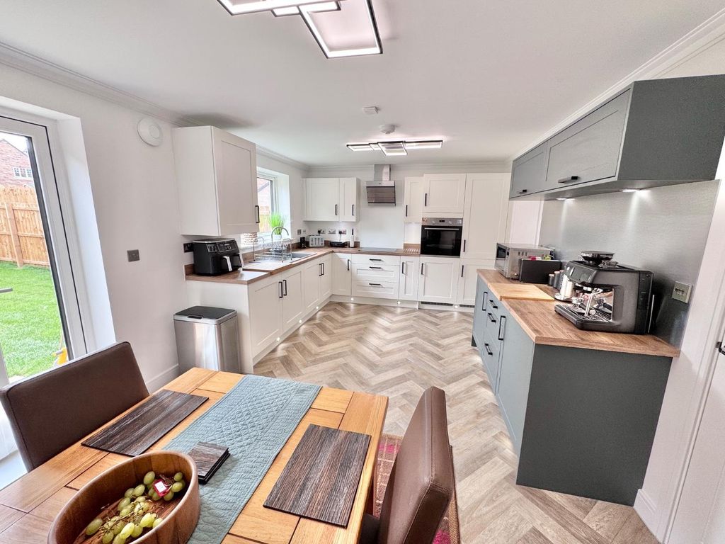Property photo 3 of 17 Kitchen