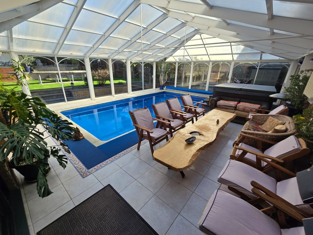 Property photo 2 of 28 Poolside