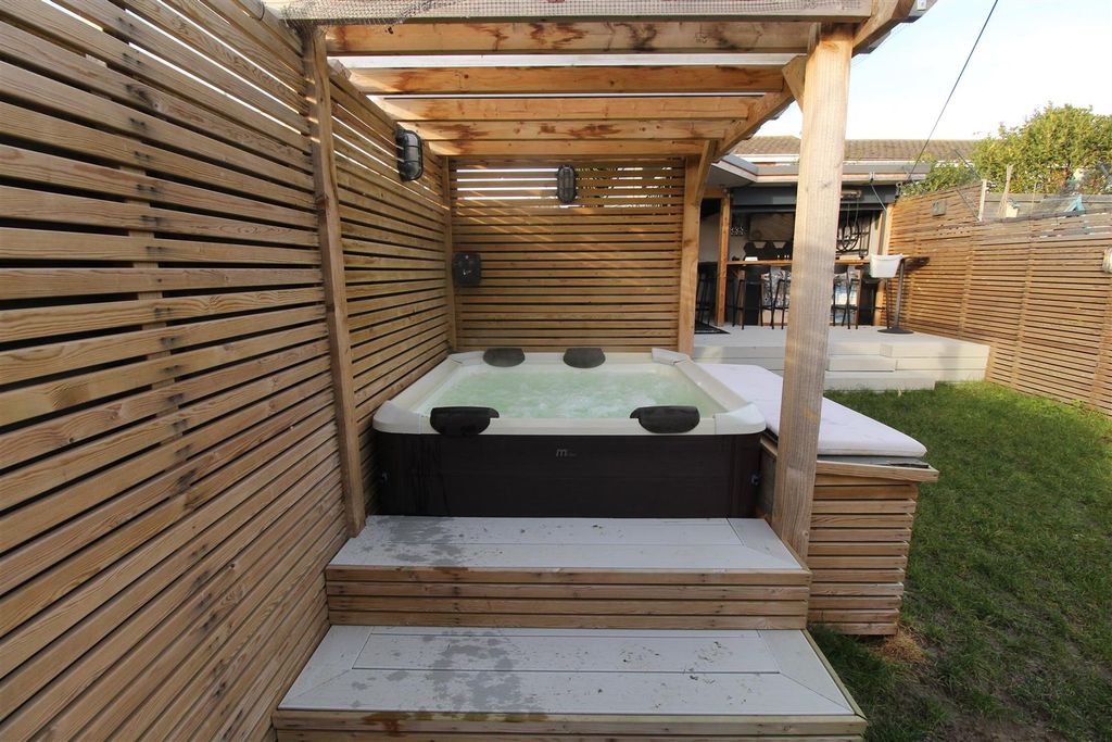 Property photo 3 of 15 Garden