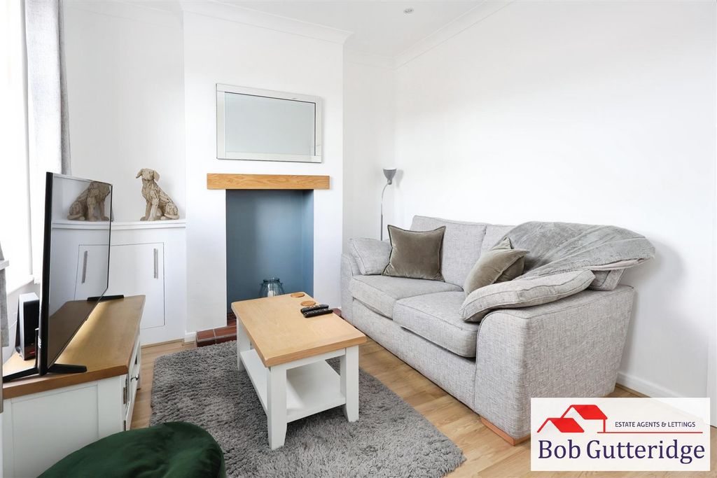 Property photo 3 of 17 Lounge