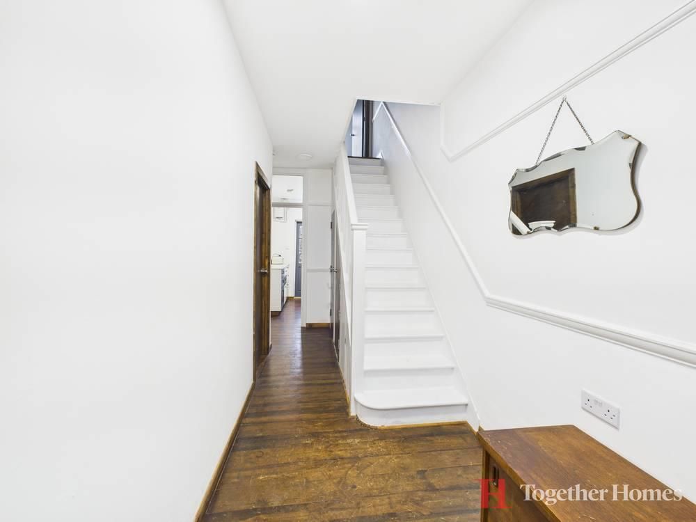 Property photo 3 of 11 Hallway