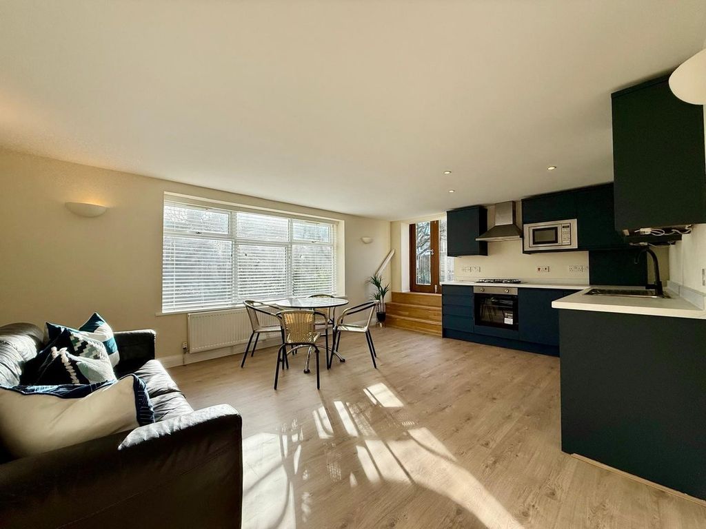 Property photo 3 of 27