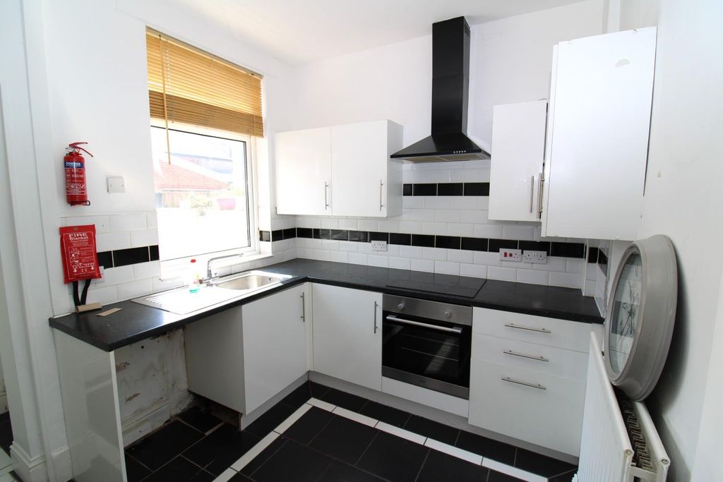 Property photo 2 of 9 Kitchen