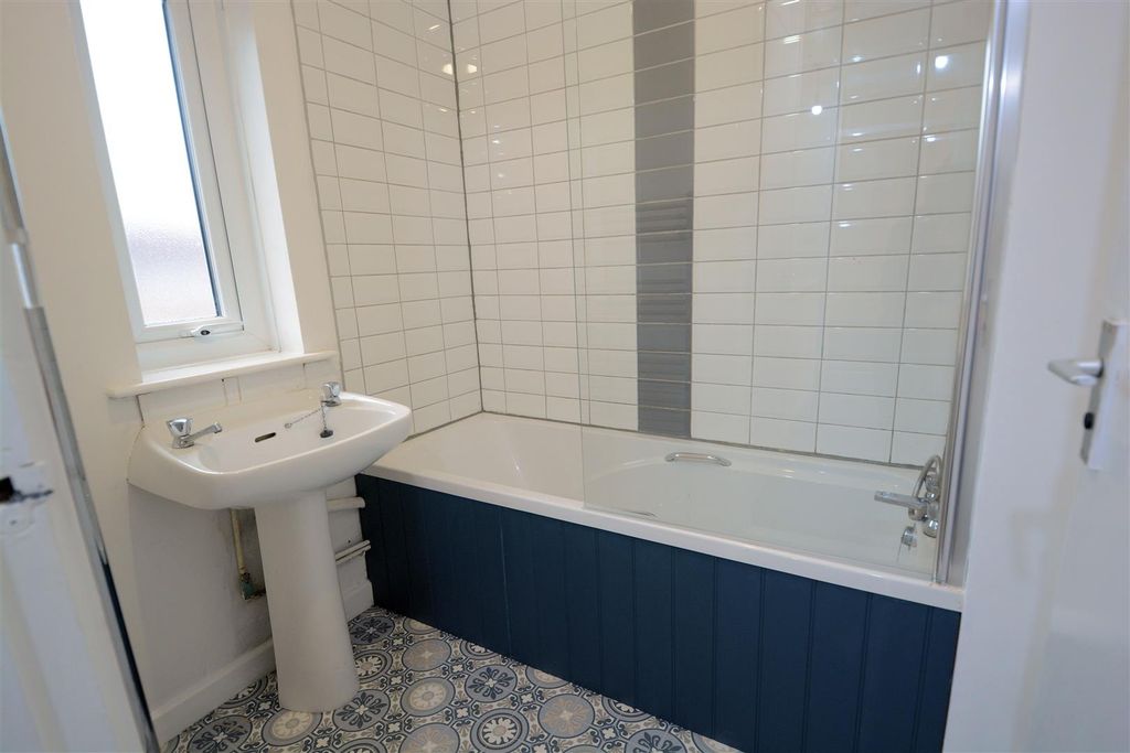 Property photo 3 of 11 Bathroom.Jpg