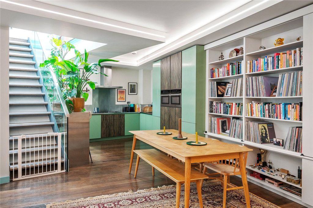 Property photo 2 of 24 Reception/Kitchen