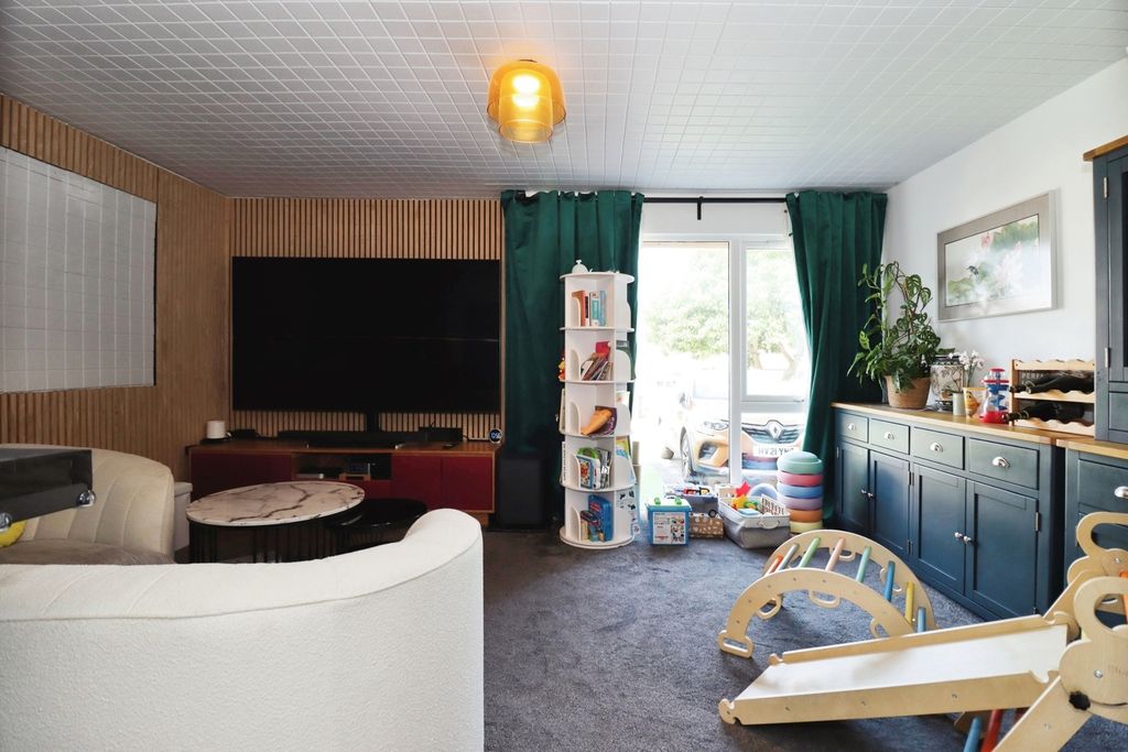 Property photo 3 of 20 Pbox-Img.Jpg