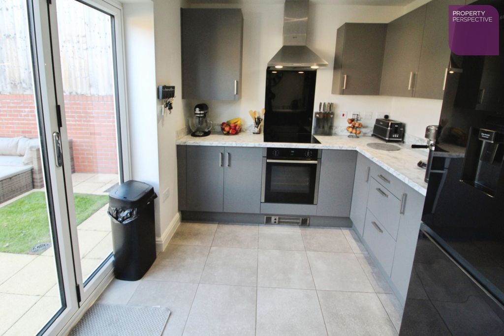 Property photo 3 of 11 Kitchen