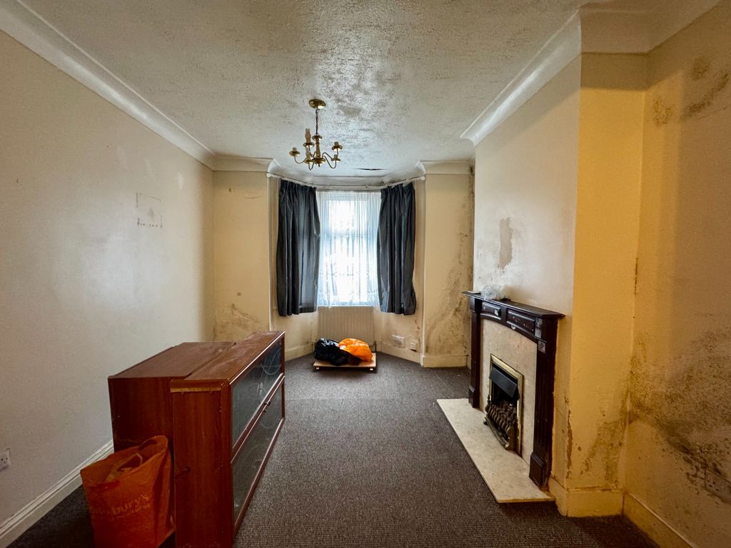 Property photo 2 of 15 4946744