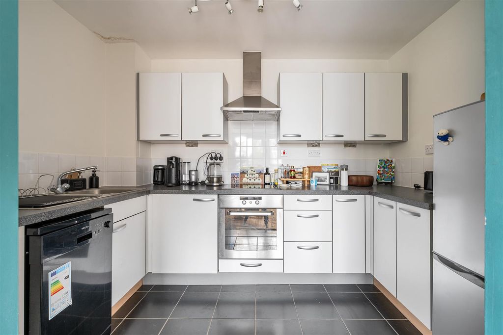 Property photo 2 of 9 Hacon Square, E8