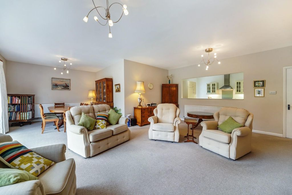 Property photo 3 of 14 Manor Green Road