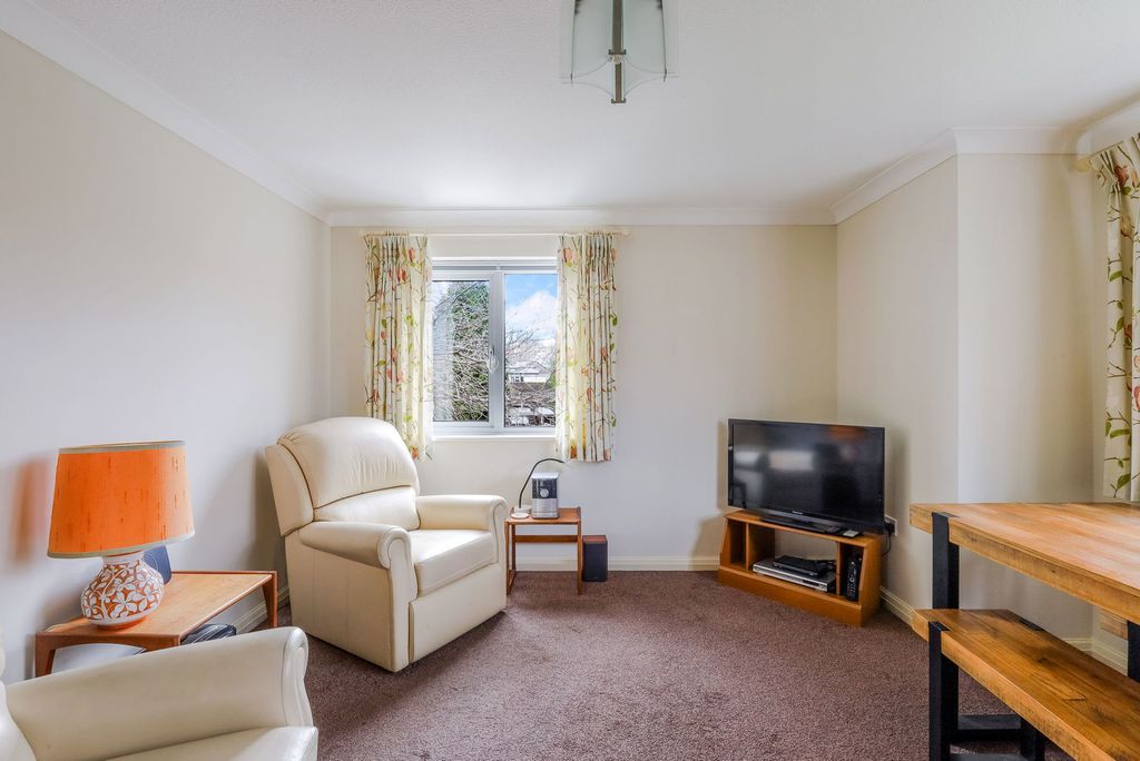 Additional image 4 of 2 bed flat for saleSurrey RH7