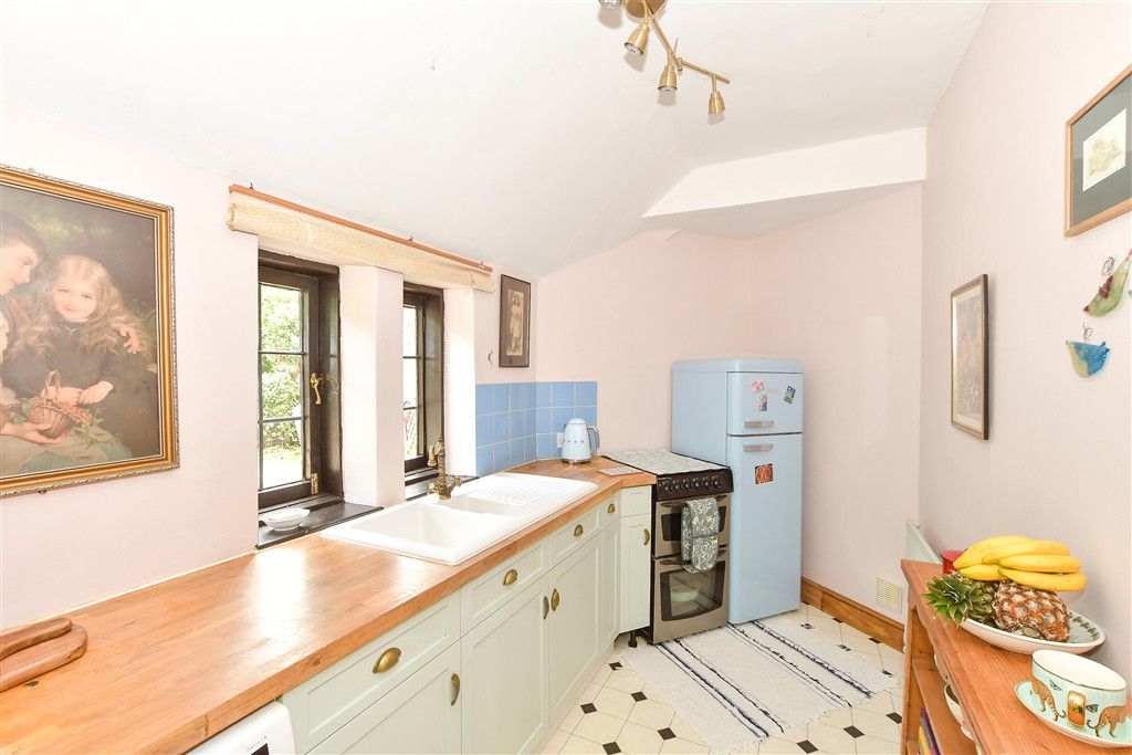 2 bed flat for saleWarren Road, Crowborough, East Sussex TN6