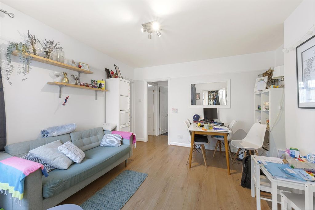 Property photo 2 of 9 3 Brockham Close,3.Jpg