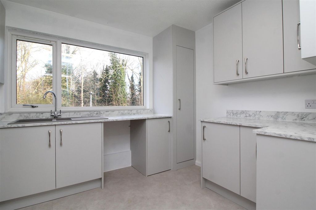 Property photo 3 of 11 Kitchen .Jpg