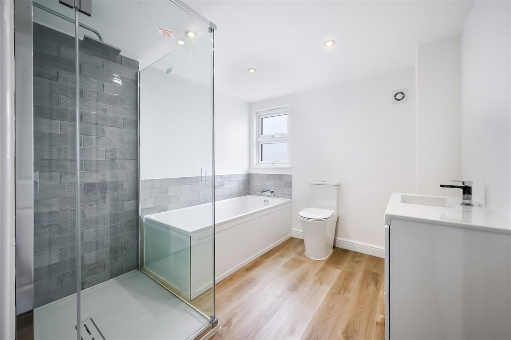 Property photo 1 of 9 Bathroom