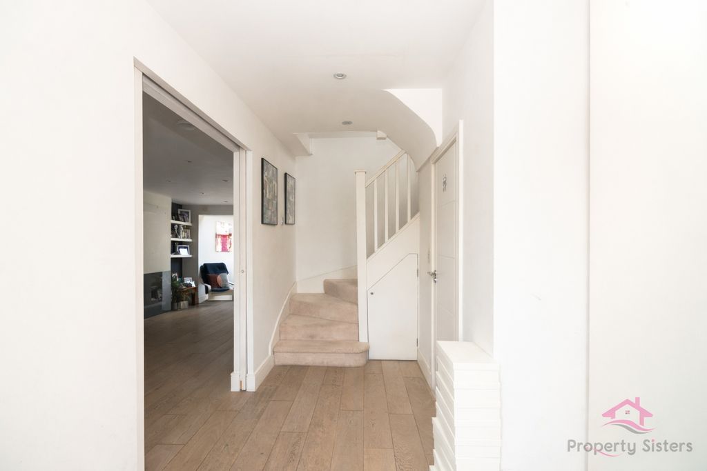 Property photo 2 of 16 Photo 12