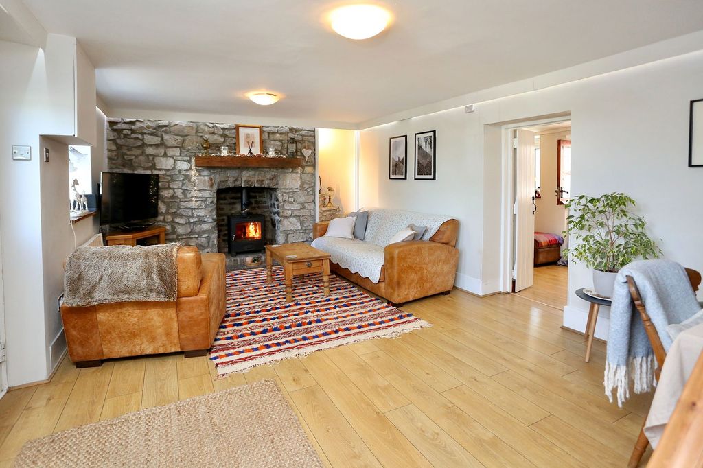 Property photo 2 of 31