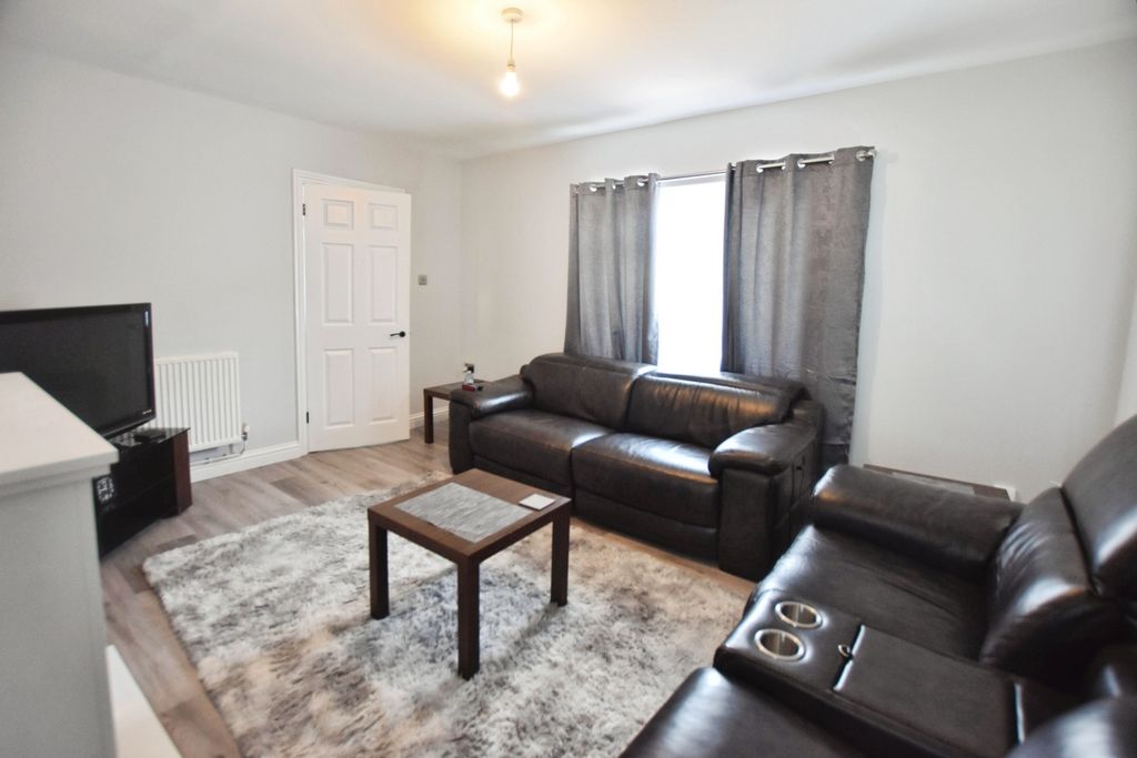 Property photo 2 of 9 Pbox-Living_Room-326597.Jpg