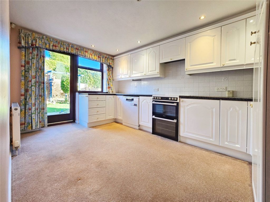 Property photo 3 of 19 Fitted Kitchen