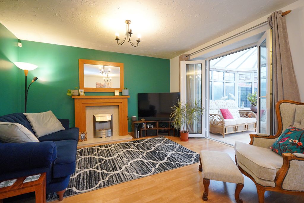 Property photo 3 of 39 Lounge