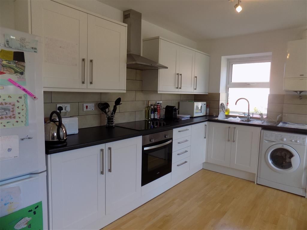 Property photo 3 of 8 Kitchen
