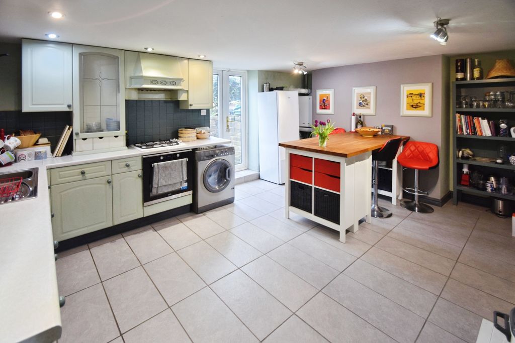 Property photo 2 of 19 c0F596E0-Kitchen