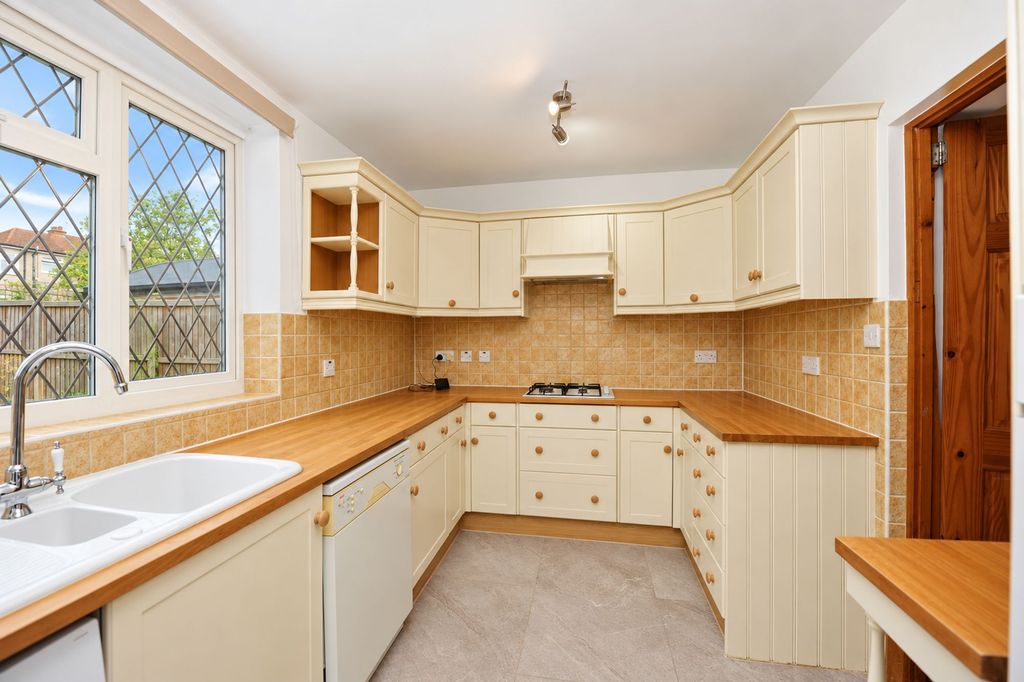 Property photo 3 of 10 Kitchen