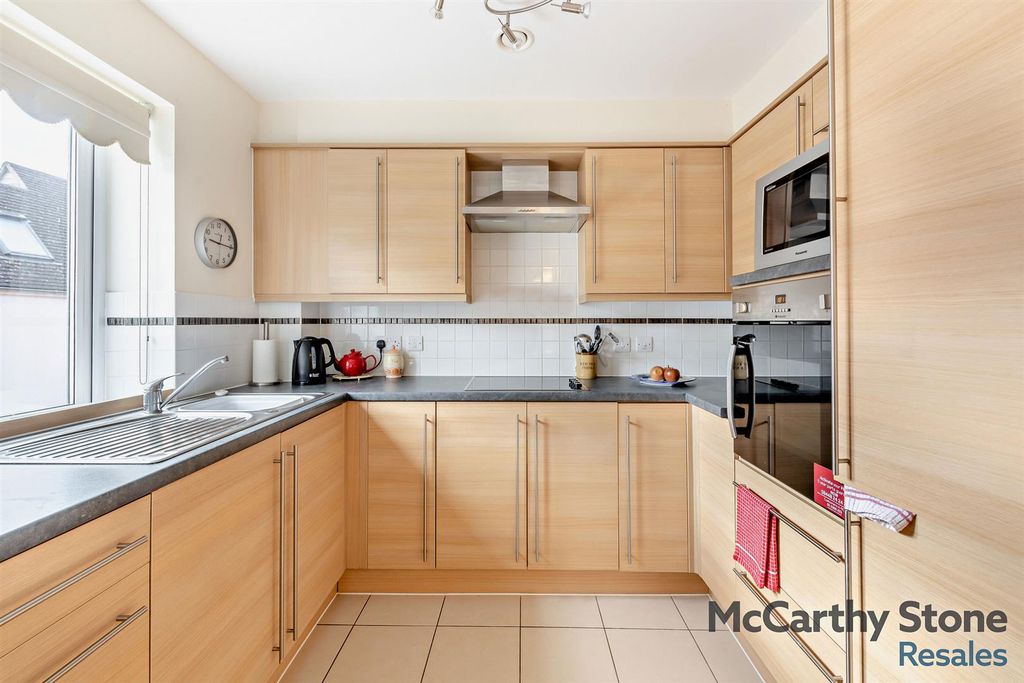 Property photo 3 of 19 Kitchen