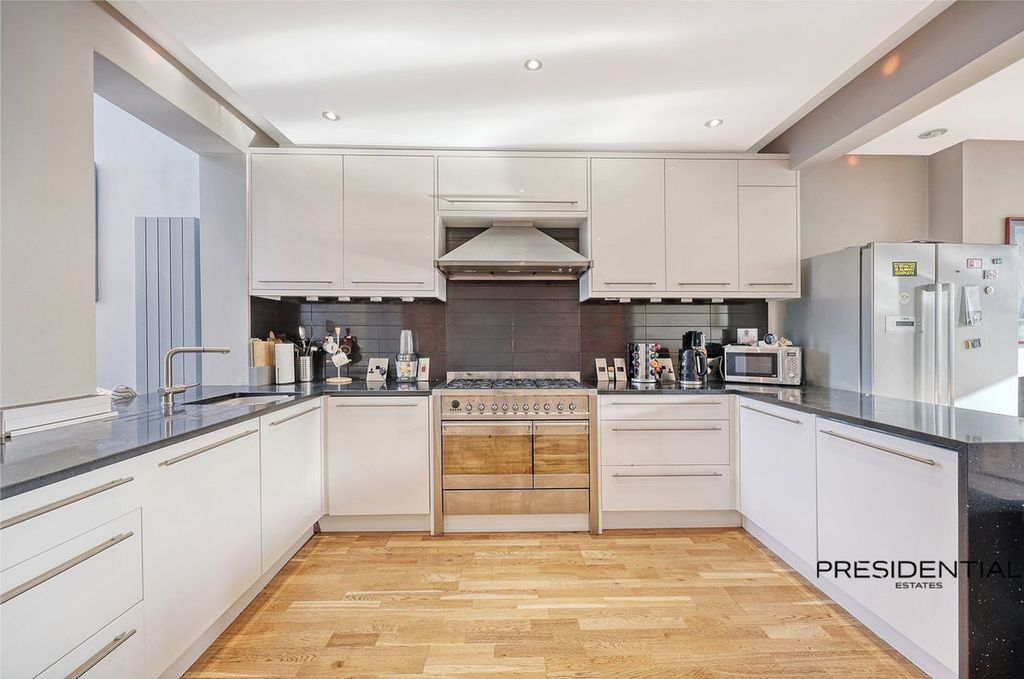 Property photo 2 of 27