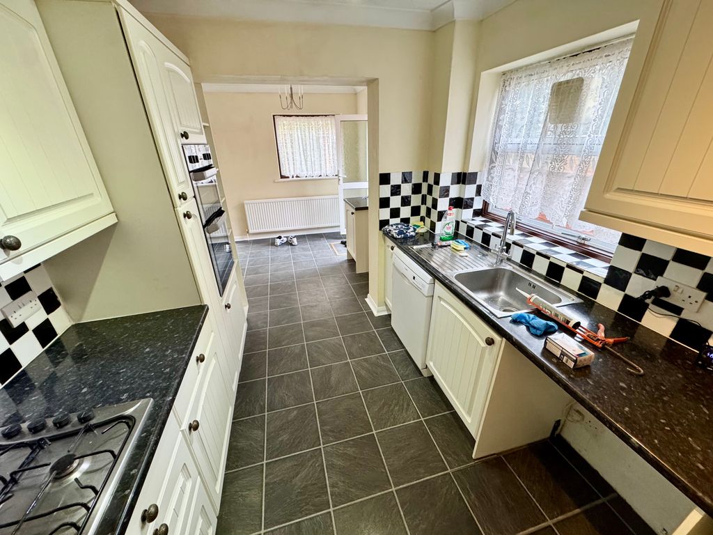 Property photo 2 of 10 90 Broadacres - Kitchen