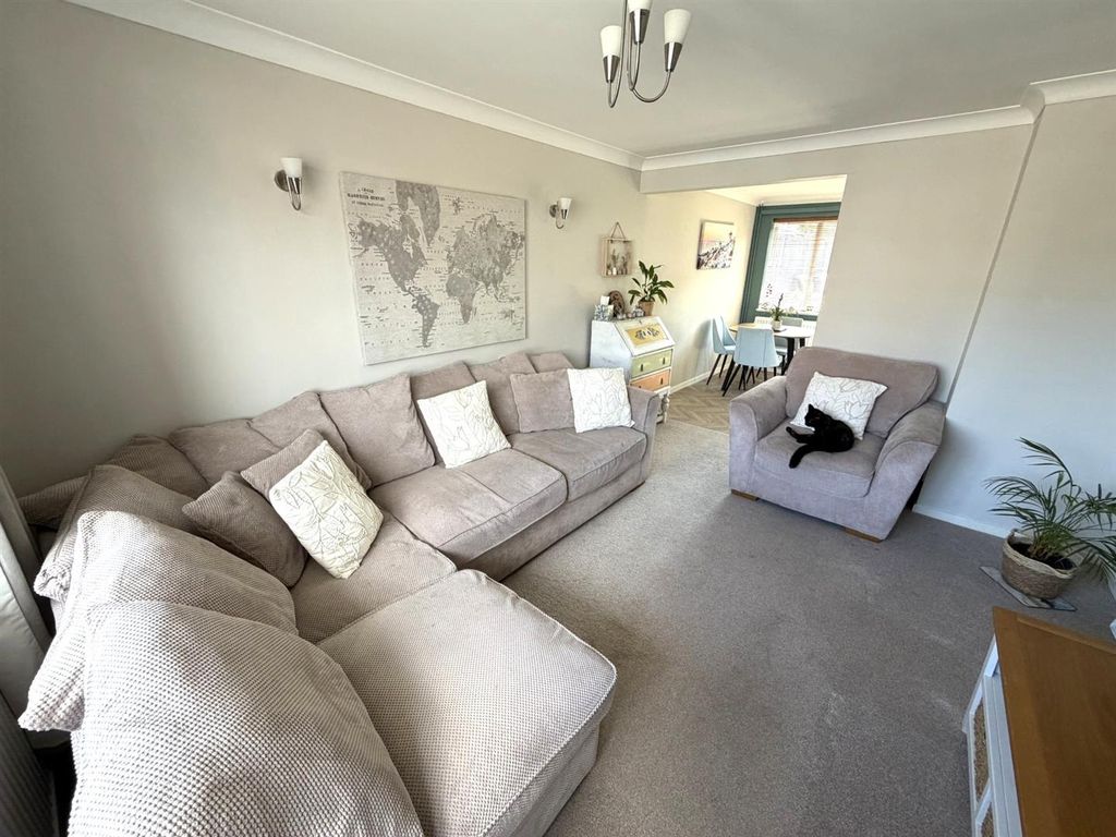 Property photo 2 of 17 Lounge 2.Jpg
