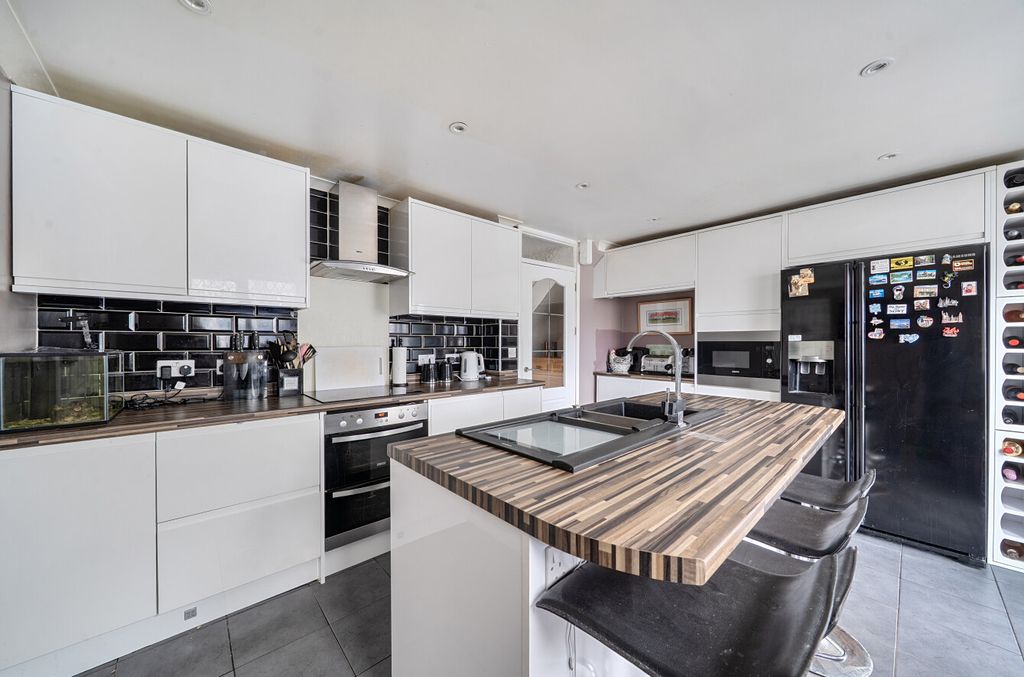 Property photo 2 of 11 1479190-17-6A313B...