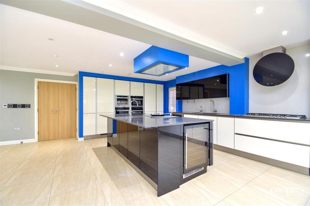 Property photo 2 of 14 Kitchen