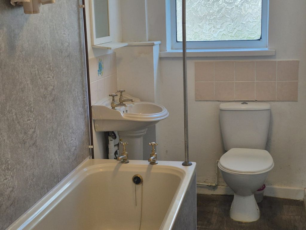 Property photo 1 of 9 Bathroom