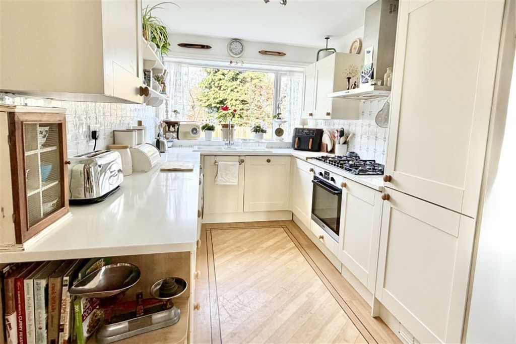 Property photo 3 of 33 Kitchen