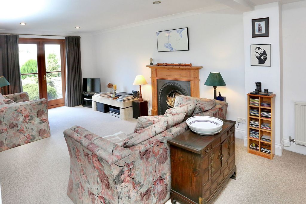 Property photo 2 of 31