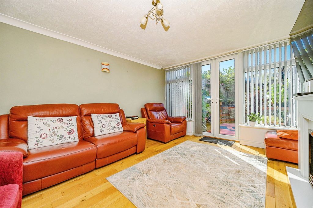 Property photo 2 of 20