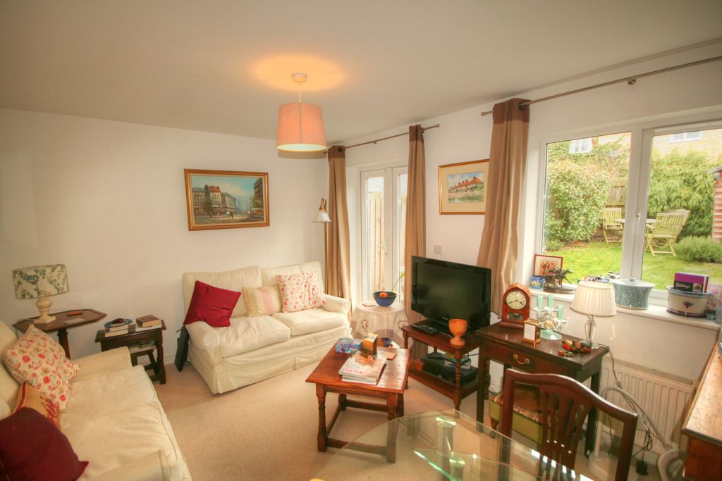 Property photo 3 of 6 Living Room