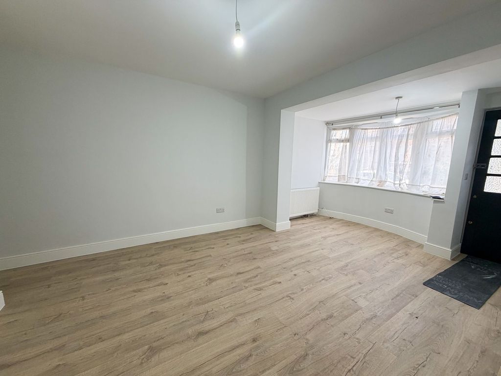 Property photo 3 of 10 Mansfield Rd Ig1