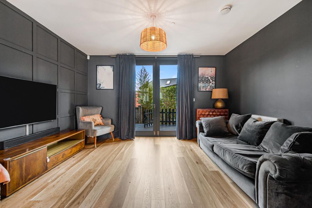 Property photo 2 of 25