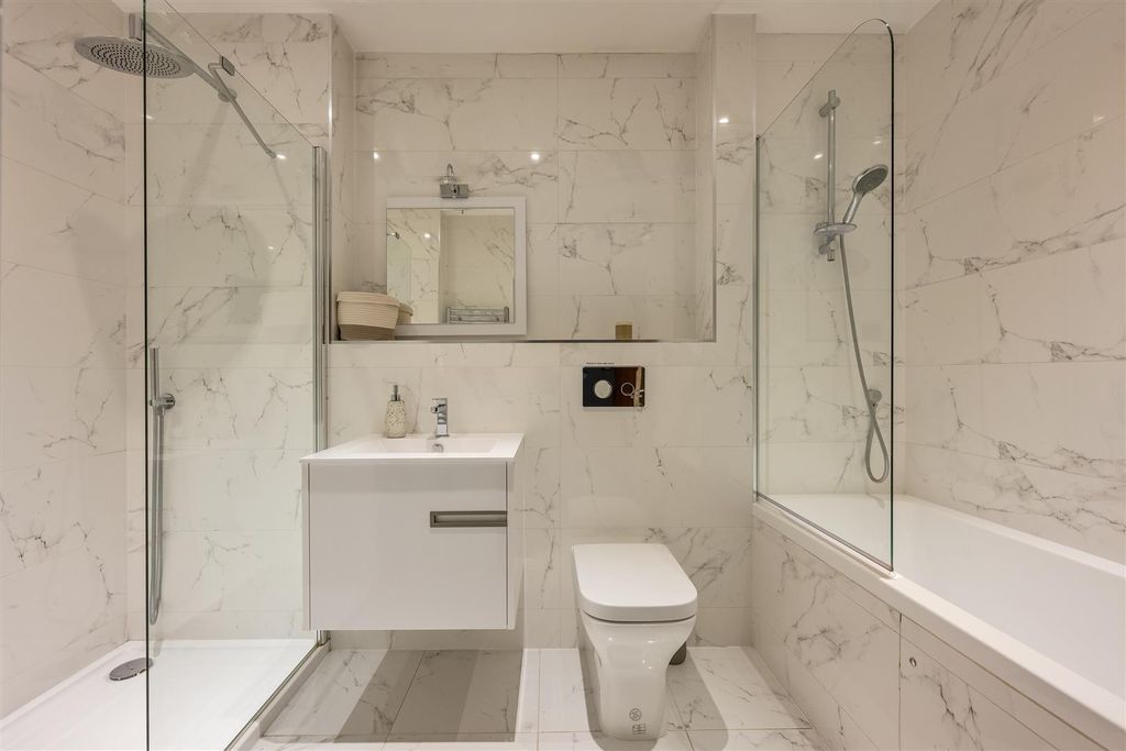 Property photo 3 of 33 Cranbrook Road, Ig1