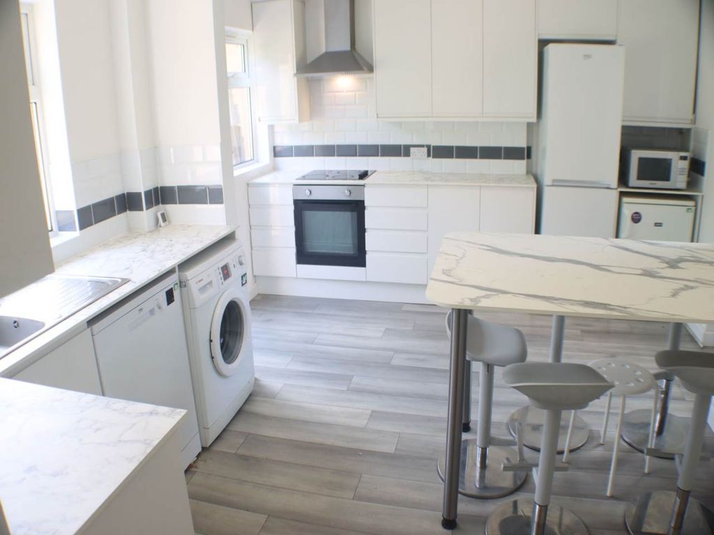 Property photo 2 of 9 82196F29-Dd92-4031-9F40-d5A19242Bb6c