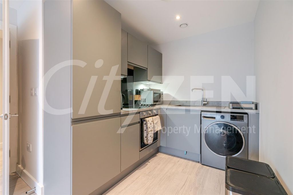 Property photo 3 of 10 Kitchen