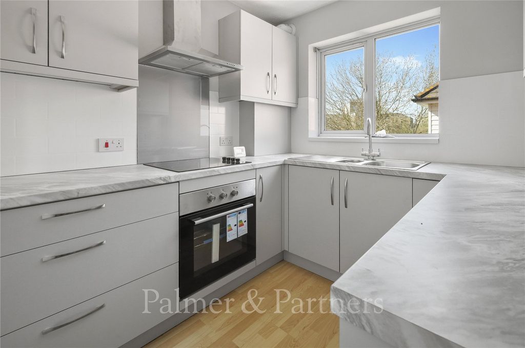 Property photo 2 of 7 Kitchen