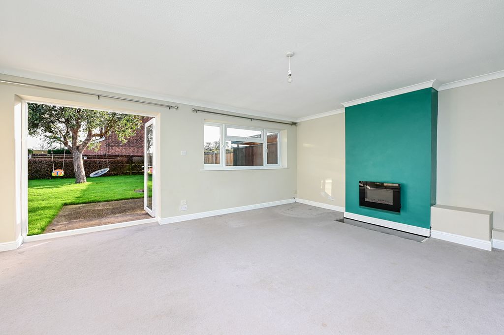 Property photo 3 of 12 Lounge